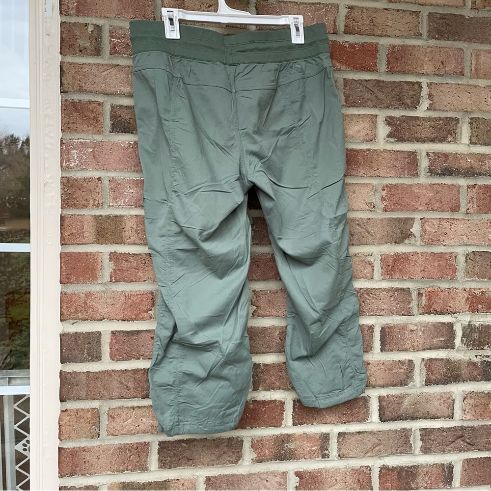 North Face sage green lightweight active capri pants Women Large - Picture 10 of 13